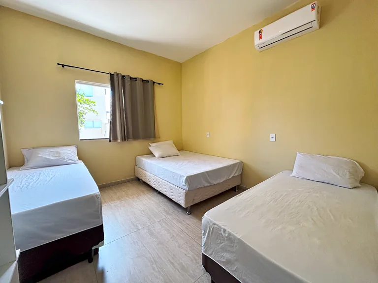 Quarto triplo da Casa Capim Santo, climatizado, com cama de casal e duas de solteiro