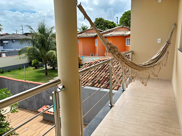 Varanda com rede de descanso da Casa Eva Doce, com vista do jardim