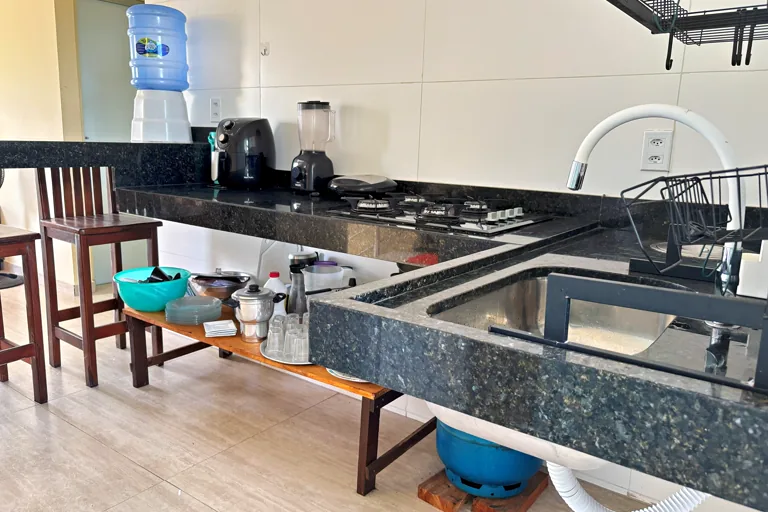 Cozinha em granito com cooktop bebedouro liquidificador e cuba ampla
