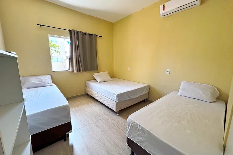 Quarto com tres camas, ar-condicionado e janela