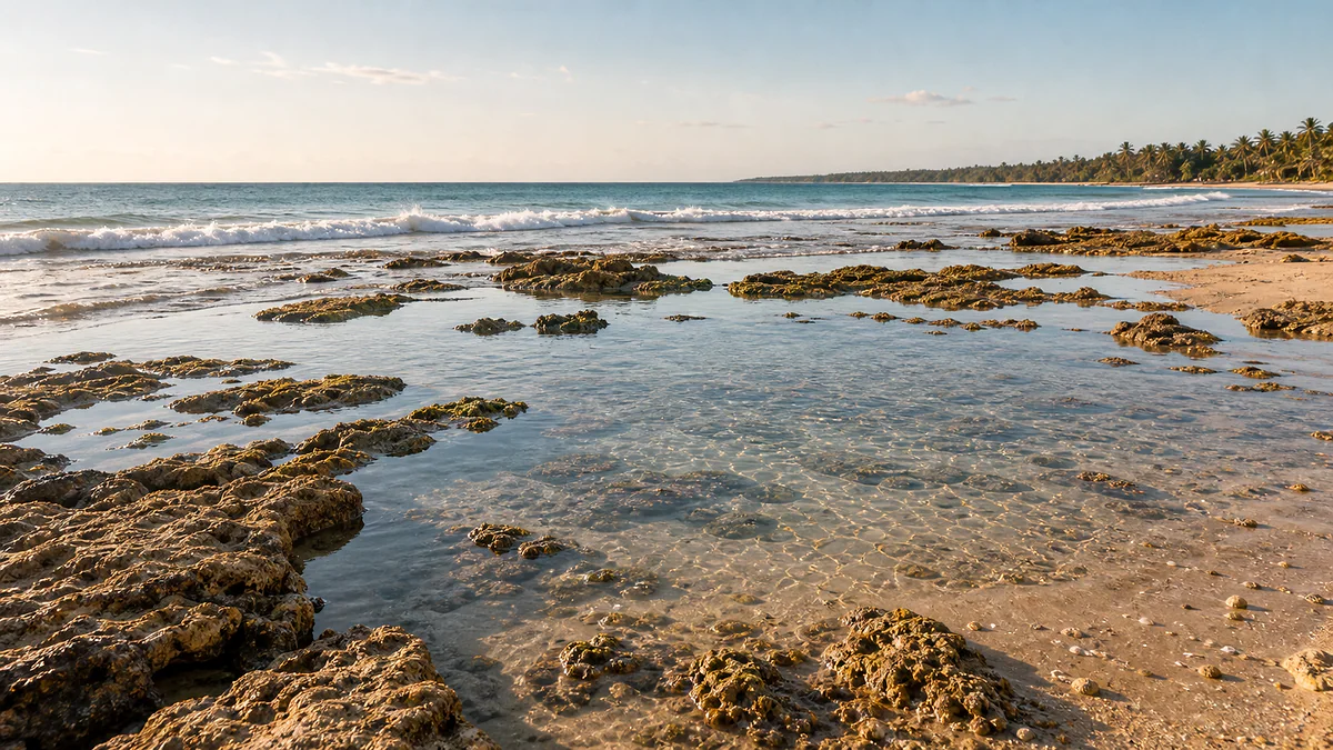 Piscinas naturais e mar calmo na regiao de Taperapuan, Orla Norte de Porto Seguro