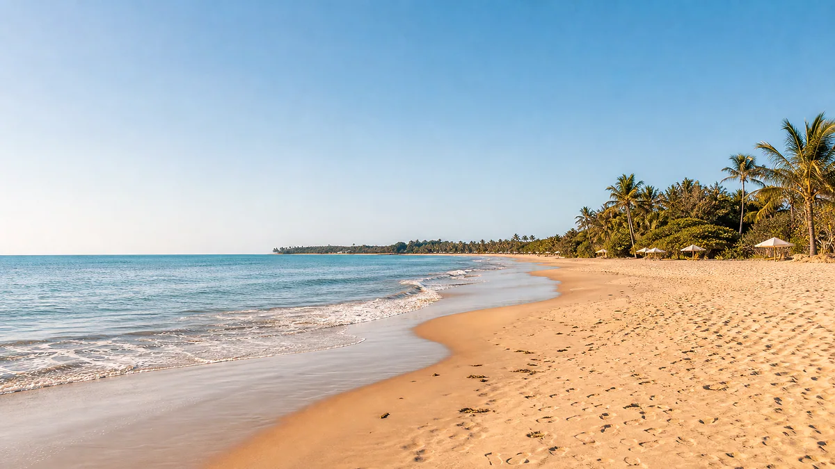 Praia de areia larga com mar calmo e coqueiros ao fundo, na regiao da Orla Norte de Porto Seguro